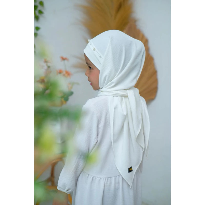 PREORDER Yazzren Hijab - Malay Mutiara Segitiga Broken White Onesize (1-7y)